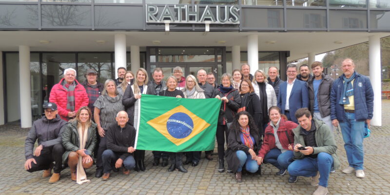Bürgermeister Andreas Veit mit den Besucherinnen und Besuchern aus Brasilien vor dem Rathaus / Foto: Gemeinde Nohfelden
