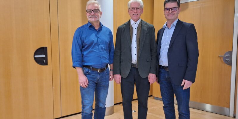 Bürgermeister Andreas Veit mit Edgar Lorig (mitte) und Uwe Rublack (links) Foto: Thorsten Grim