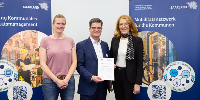 Bürgermeister Andreas Veit mit Mobilitätsmanagerin Sara Welter (l.) und Ministerin Petra Berg (r.) bei der Unterzeichnung der Mitgliedsurkunde / Foto: MUKMAV/Kathrin Stockart