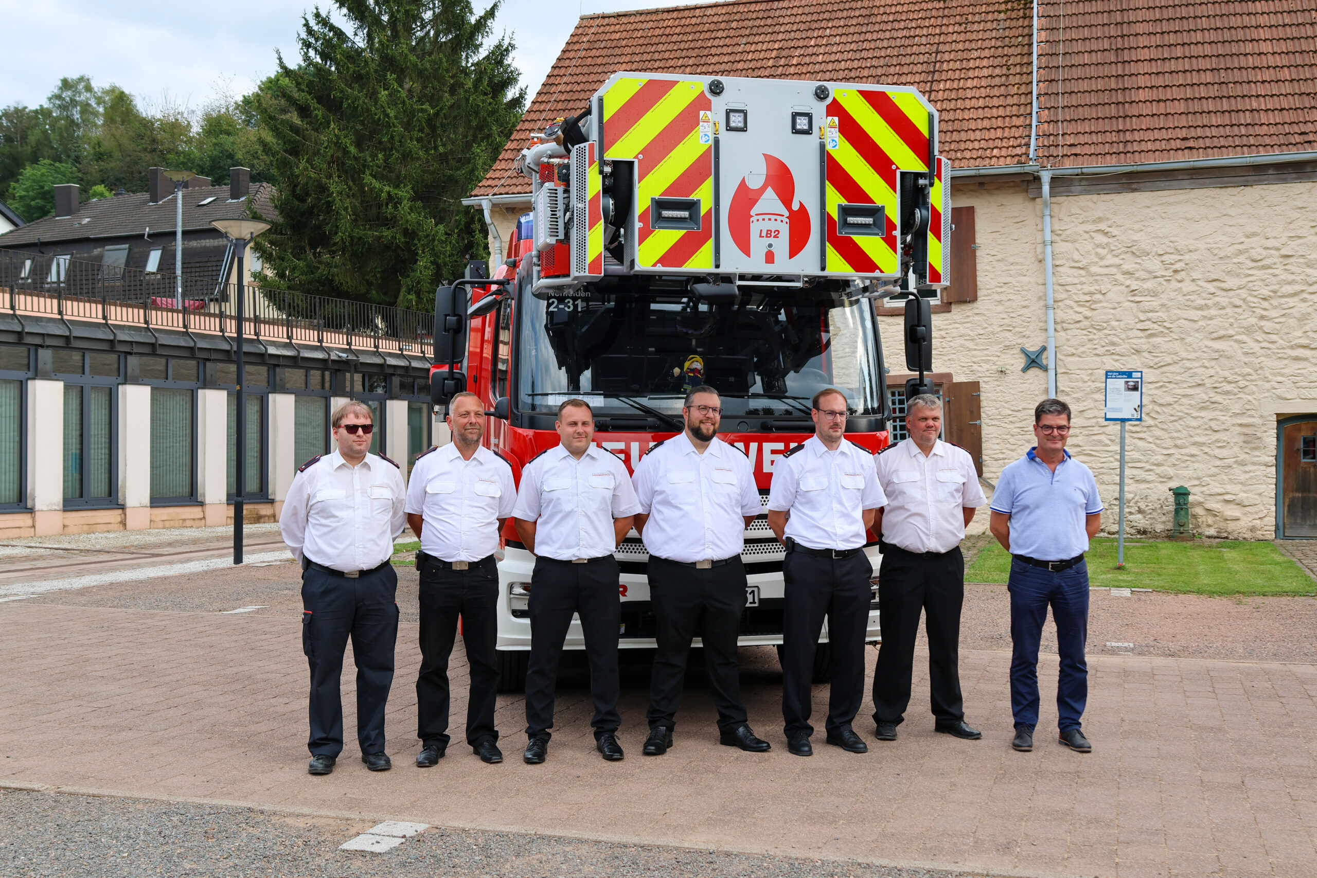 Bürgermeister Andreas Veit und Vertreter der Freiwilligen Feuerwehr der Gemeinde 
Nohfelden bei der Übergabe mit dem neuen Fahrzeug / Foto: Sebastian Hopp